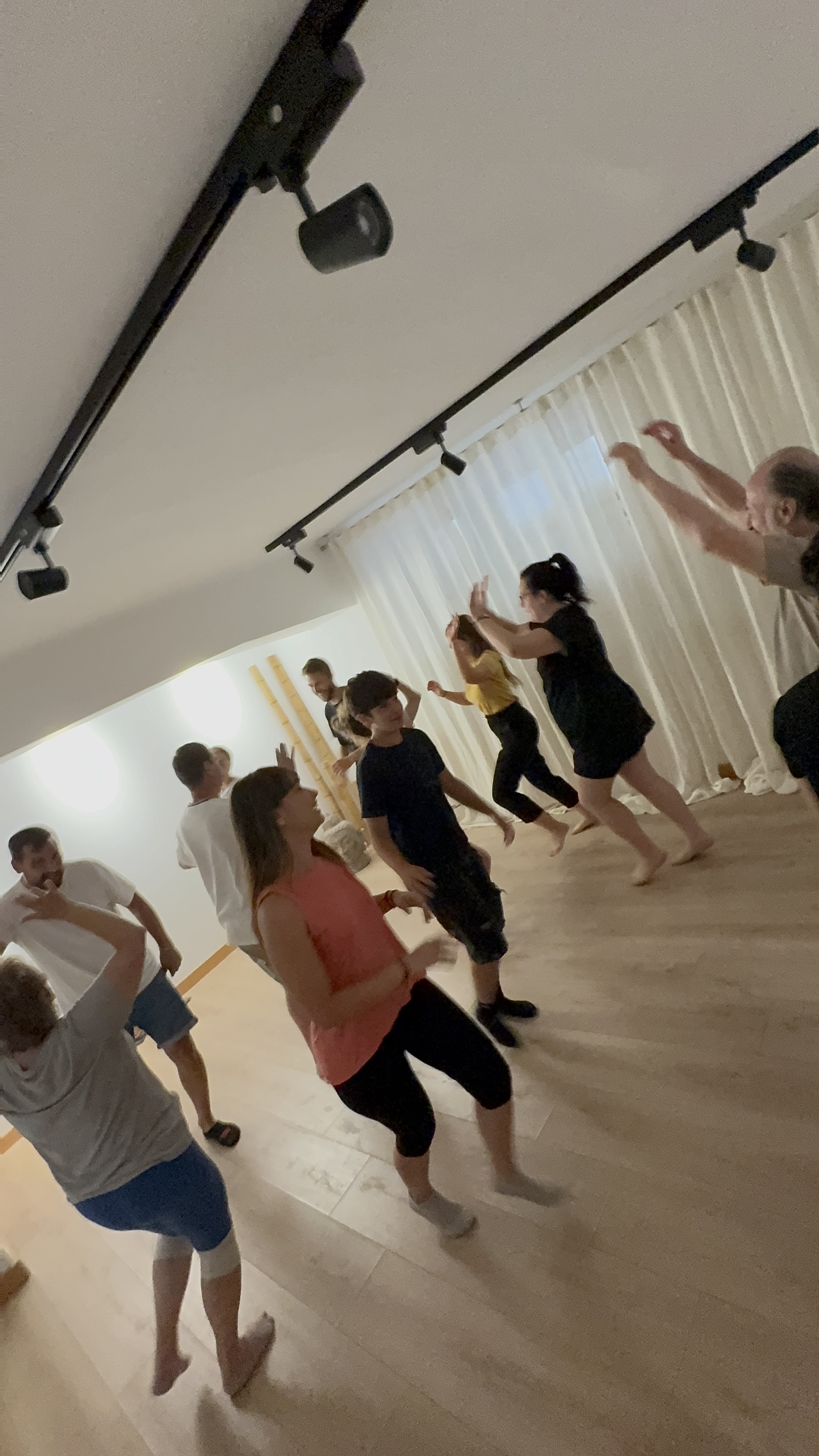 Práctica de movimiento somático y activación corporal en El Umbral Respira