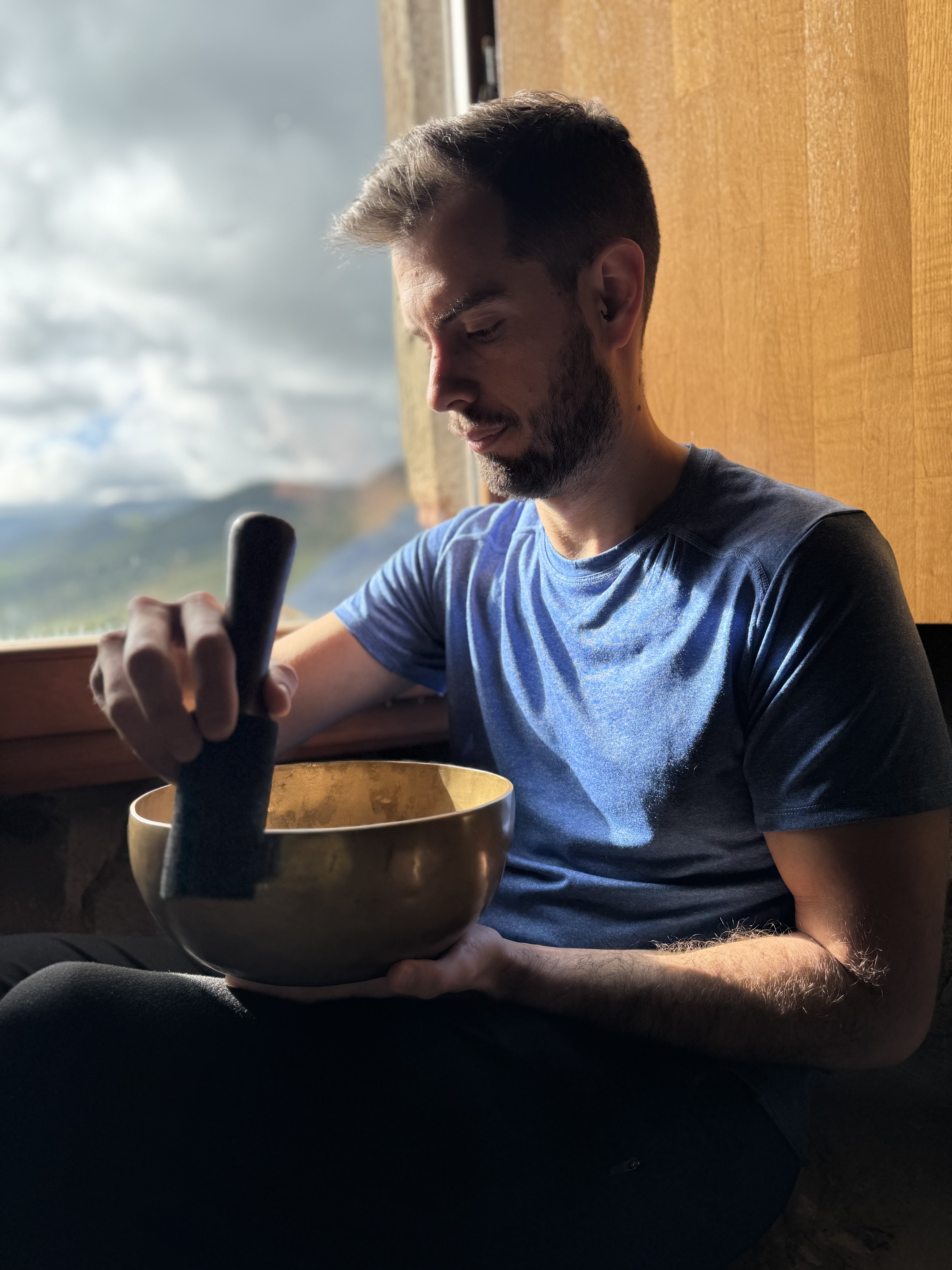 Experiencia sensorial con cuencos tibetanos y vibración en El Umbral Respira